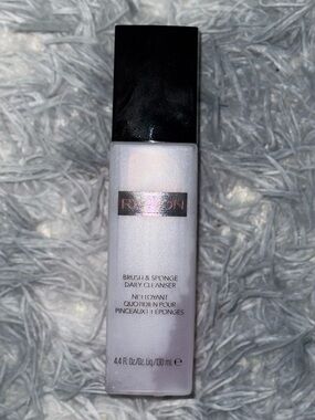🏷️NWOT Revlon Brush & Sponge Daily Cleanser